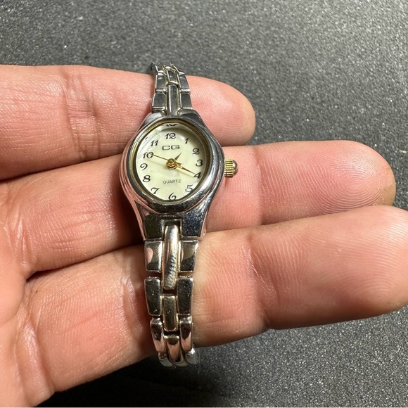 CG Ladies Quartz Watch Silver Tone Mother Of Pearl Dial Working With New Battery - Picture 2 of 8